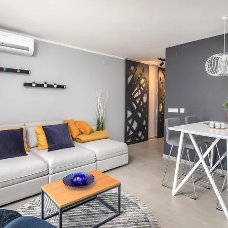 8 Bedroom Gorgeous Home In Zadar Casa de Férias *