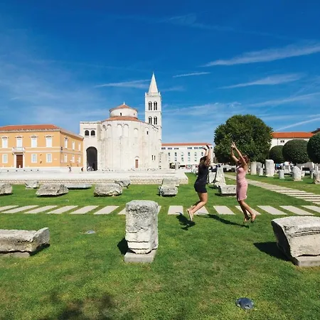 8 Bedroom Gorgeous Home In Zadar Casa de Férias